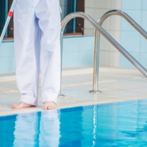 Limpeza e manutenção de piscinas é essencial para evitar desperdício e prejuízos